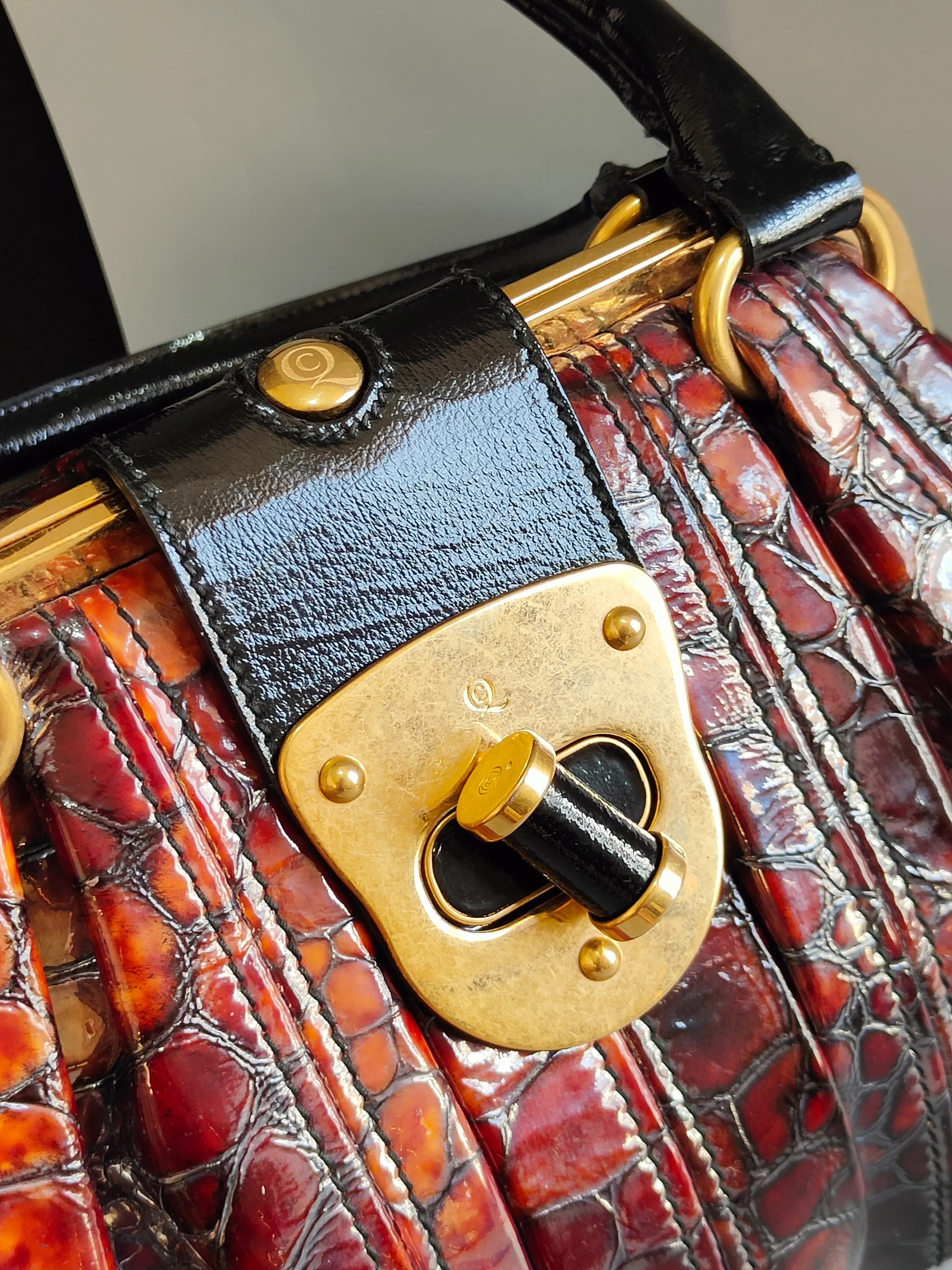 ALEXANDER MCQUEEN
Elvie Bag Croc Patent Leather